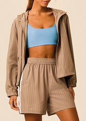 Look Jaqueta Feminina Corta Vento Malwee Active 1000139914 + Bermuda Feminina Reta Malwee Active 1000139907